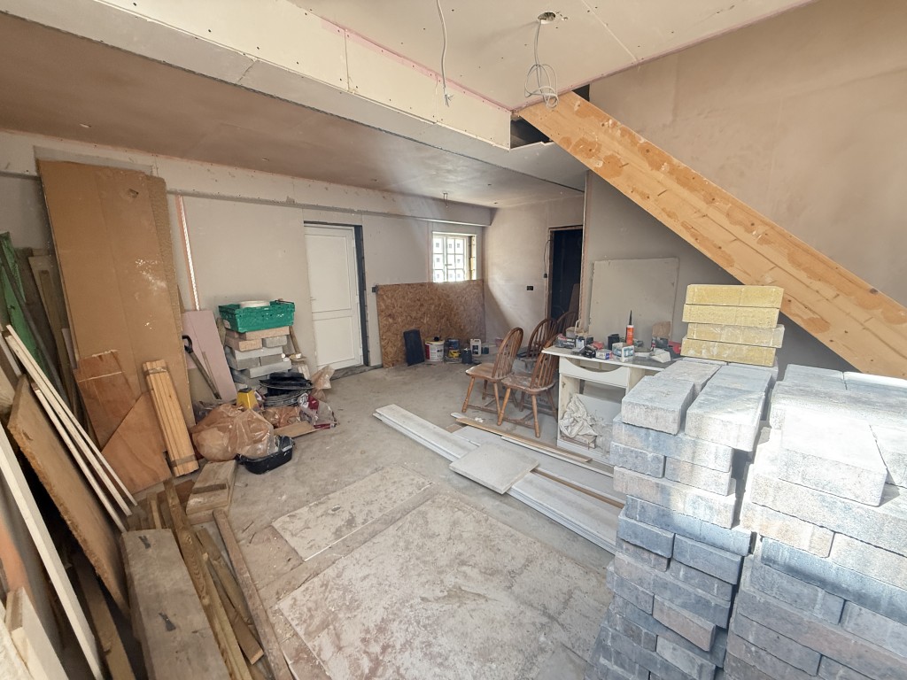 Lot: 140 - COTTAGE CONVERSION FOR COMPLETION - FIRST FIX REQUIRED - Open living area